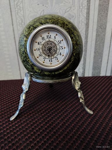Сувенирные часы "Шар Антистресс" рабочие, камень змеевик, размеры: 9,5х9,5х15 см.