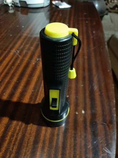 Фонарик пластиковый на 2 батарейки