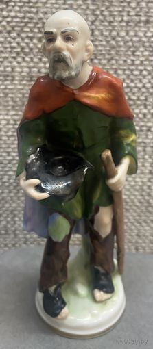 Фарфоровая статуэтка Мюллер. Фолькштедт. Нищий Германия. 1920 год. 17.5 см