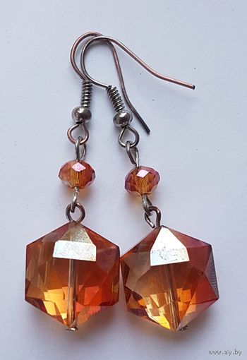Серьги, кристаллы леденцы с радужными переливами,  сияют.