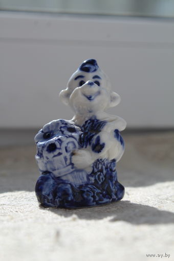 Мини статуэтка фигурка фарфоровая Гжель-"Обезьянка с цветочной корзиной"