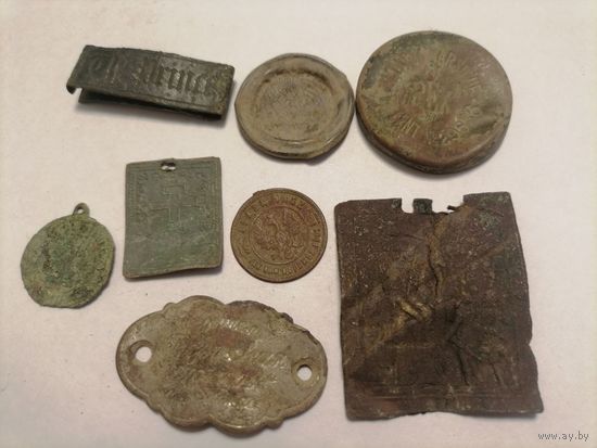 8 разных предметов с надписями старые