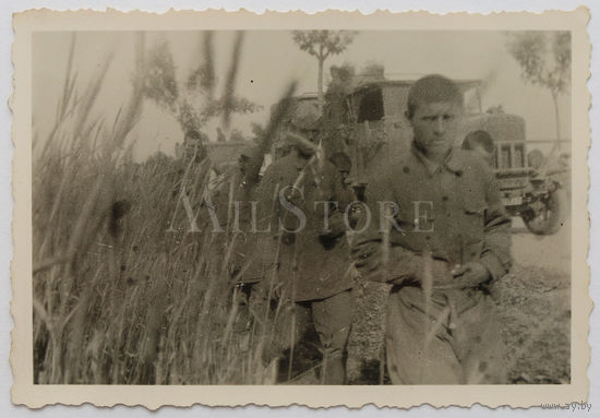 Пленные бойцы РККА, немецкий автомобиль Henschel 33D1. 1941 год.