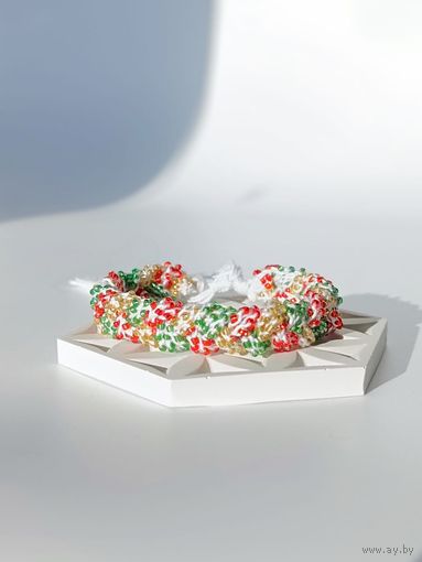 Широкий вязаный браслет из бисера