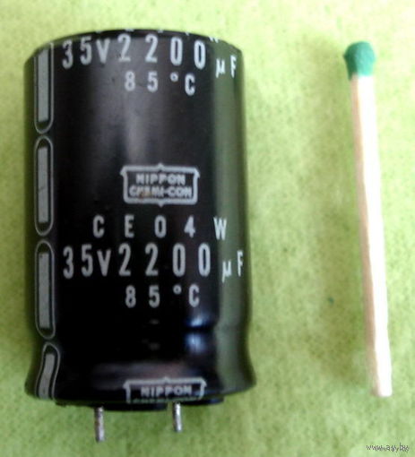 Конденсатор 2200мкФ 35В.