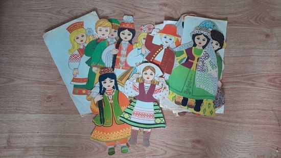 Детская настольная игра "Одень куклу" СССР (смотрите описание), национальные костюмы советских республик