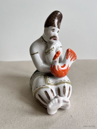 СТАТУЭТКА ФАРФОРОВАЯ " МУЖИК С ПЕТУХОМ ". 12*6*9 СМ. КЭКХЗ. КИЕВ. СМ.ФОТО, КЛЕЙМО И ОПИСАНИЕ.