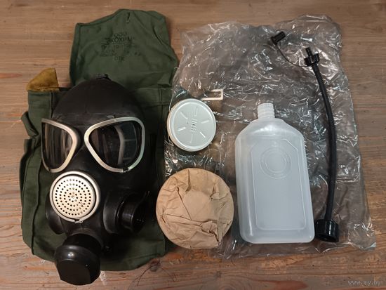 Злой противогаз ГП-7Б (маска МГУ-В, питьевая система снизу), с хранения, размер N2. В комплект входит сумка, маска, фильтр, фляга, незапотевающие стёкла, трубка фляги.