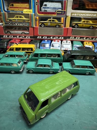 РАФ-2203 номерной А18, редкий цвет трава, тонкие оси, смещенный шов покрышек. 12 февраля в четверг вечером продолжаем вечера в зеленых тонах и оттенках. Ставим будильник на 22-00