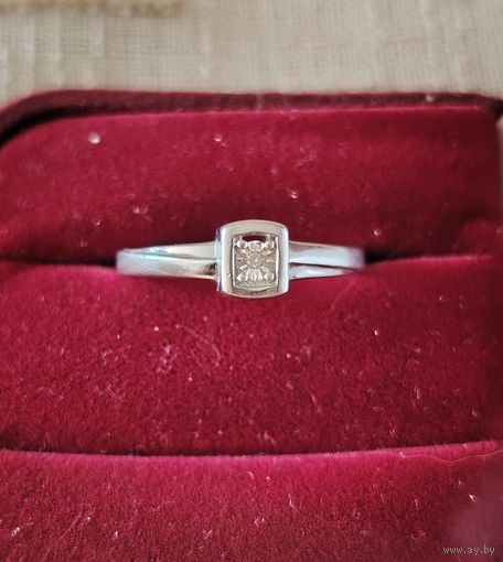 Серебряное кольцо с бриллиантом