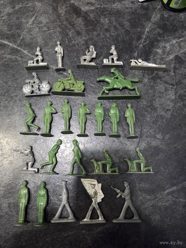 Лот металлических солдатиков
