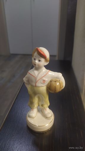 Юный футболист Мальчик с мячом. Минский ФФЗ.