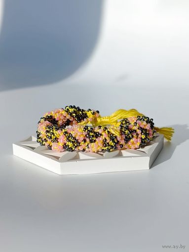 Широкий вязаный браслет из бисера