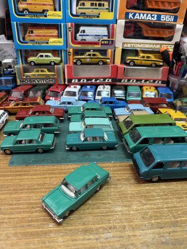 Москвич 412 номерной А2, цвет кипарис. Вечер четверга в зеленых, и не только, тонах. Ставим будильник на 22-00 и пополняем свои саратовские собрания!.