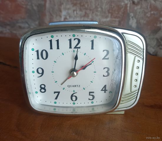 Часы, будильник.