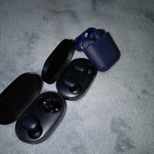 Наушники, рабочие. Одни оригинал 1 наушник.вторые 2 но реплика