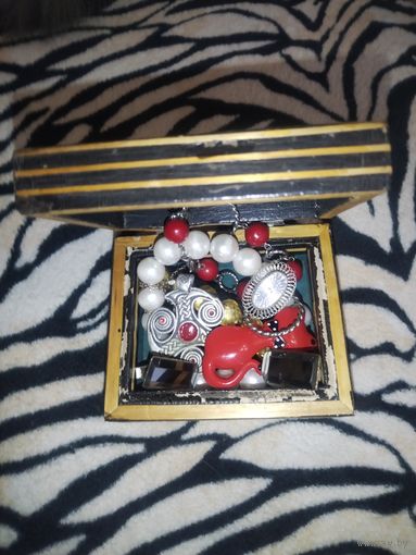 Лот шкатулка ссср, с женской бижутерией ссср.