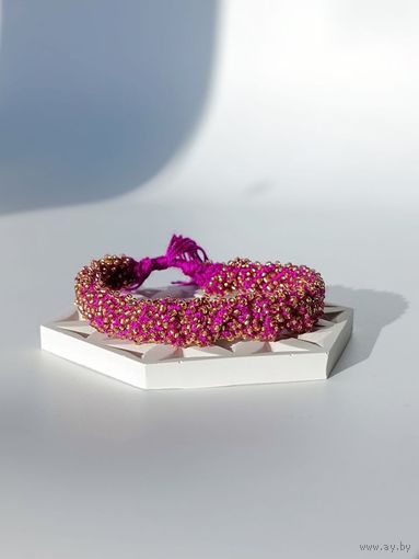 Широкий вязаный браслет из бисера