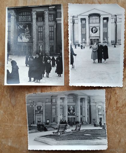 Три фото у ДК имени Свердлова (сейчас - Дом культуры им. Солдатова).  Пермь. Конец 1950-х. 9х12 см. Цена за все.