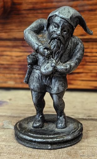 Миниатюрная фигурка гнома из олова