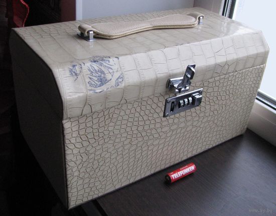 Шкатулка для украшений с кодовым замком .