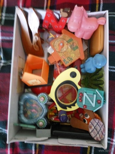 Коробка старинных игрушек.