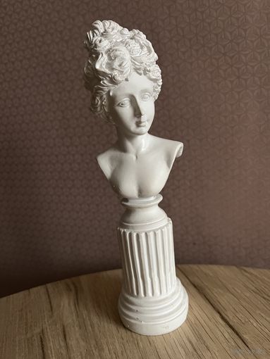 Бюст девушки настольный