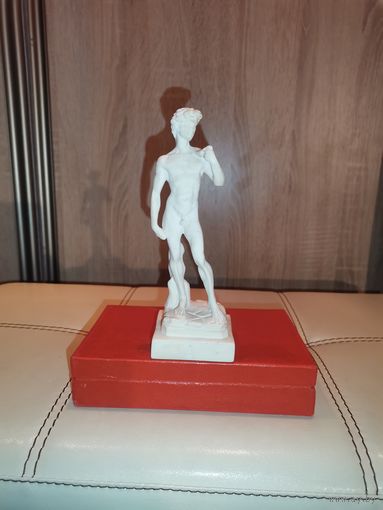 Статуэтка-скульптура "Давид", Микеланджело, высота 16.5 см., без сколов и трещин.