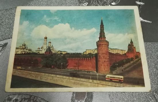 Открытка "вид на кремль с Москва реки" 6 всемирный фестиваль молодежи и студентов 1957г. (подписана)