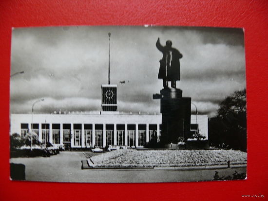 Фото-открытка, миниформат, Ленинград. Финляндский вокзал. Памятник Ленину, ~1960-е гг., чистая (из набора, данных нет).