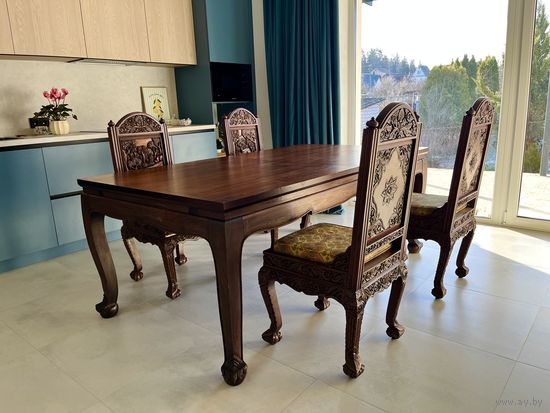 Роскошный резной столовый гарнитур(стол + 8 стульев)