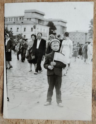 Фото мальчика на празднике. Минск. Центральная площадь. 1960-70-е. 9х12 см.