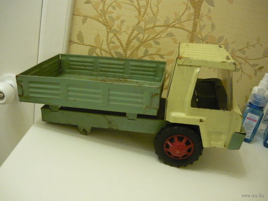 Машинка из жести