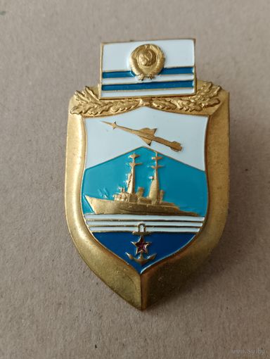 Эмблема ракетоносцев под флагом министра обороны