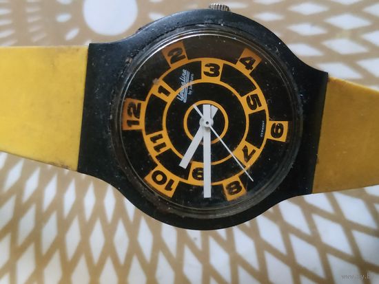 Часы наручные с ремешком . В ремонт,коллекцию,на запчасти. Состояние на скане.