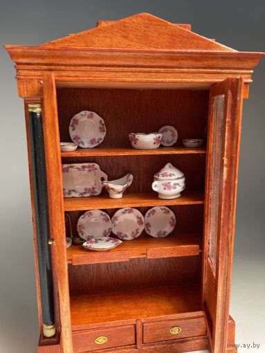 Миниатюрный сервант для кукольного домика из красного дерева с сервизом