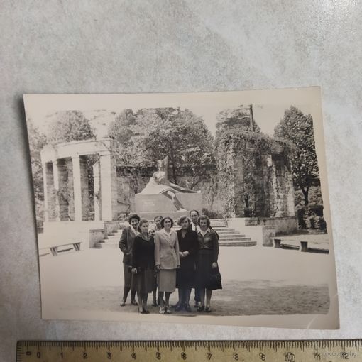 Фотография. История СССР в лицах. Экскурсия по Риге. Надгробие могилы поэта Яна Райниса. 1950-е.