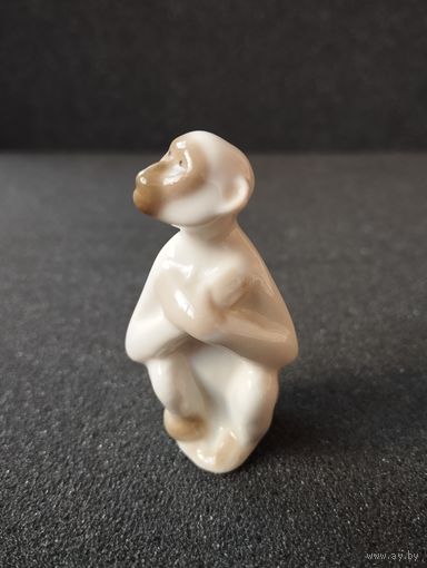 Статуэтка фарфоровая Мартышка обезьяна, ЛФЗ. СССР
