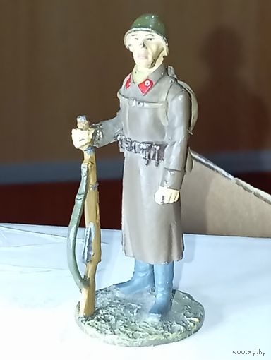 Солдат . Красноармеец РККА  1941 г. Металл , 6 см .