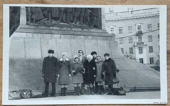 Минск. Фото у монумента на пл.Победы. 1970-е. 9х14 см