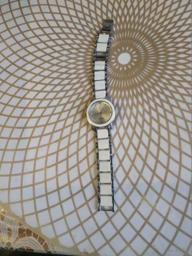 Часы наручные с браслетом. ТИКАЮТ. Состояние на скане. В коллекцию,ремонт,на запчасти.