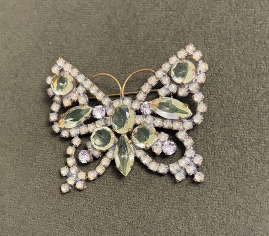 Брошка - бабочка из уранового стекла . Производство Чехия