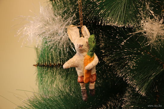 Ёлочная игрушка папье-маше, "Заяц с морковкой".