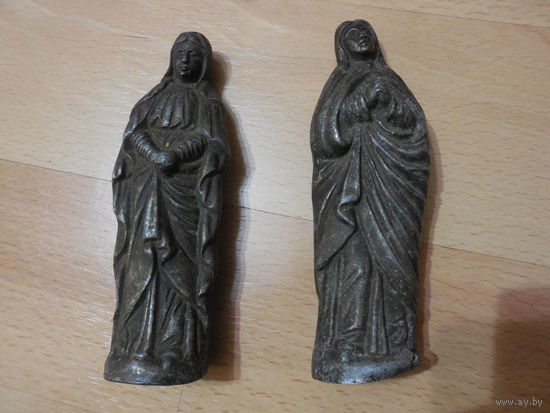 Две старинных фигурки.