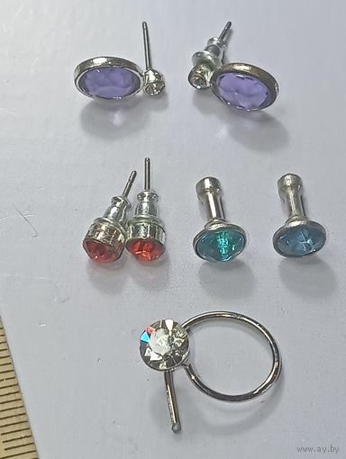 3 комплекта серёжек и колечко с красивыми камушками . С рубля