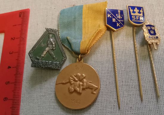 Коллекция красивых старинных значков. + Медаль 1942 год. Старая Швеция.