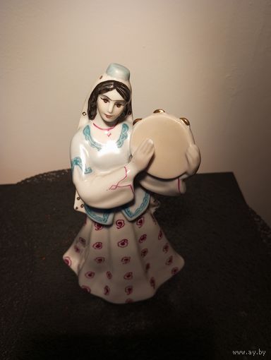 Фарфоровая статуэтка "Танцовщица с бубном' (Азербайджанский танец).