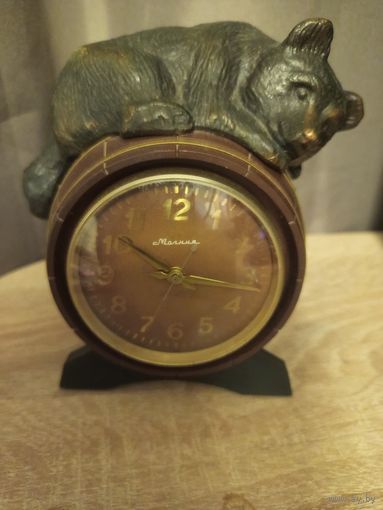 Часы медведь на бочке. На ходу. С Рубля.