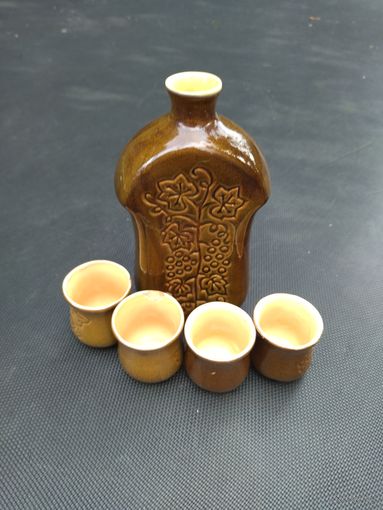 Бутылка и рюмки
