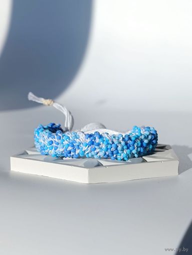 Широкий вязаный браслет из бисера